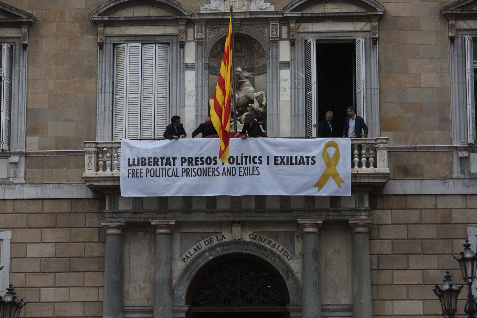 La Generalitat llueix una pancarta pels presos polítics i exiliats
