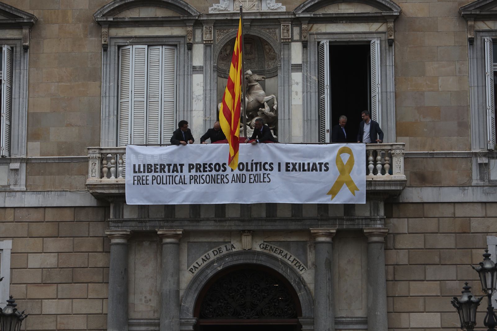 New banner hung on Generalitat palace: "Free political prisoners and exiles"