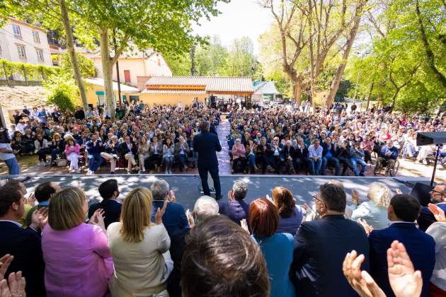 Carles Puigdemont, envoltat d'alcaldes i regidors a la comarca del Vallespir / Junts