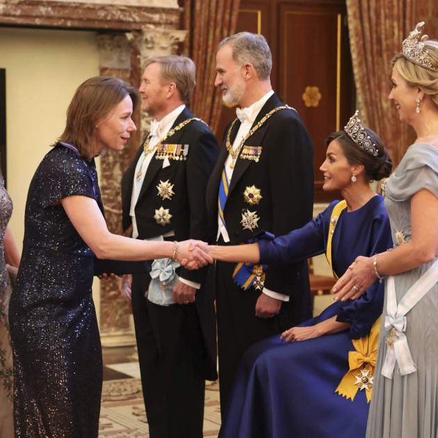 Letizia, assegura durant el besamans (EFE) Letizia, assegura durant el besamans (EFE)