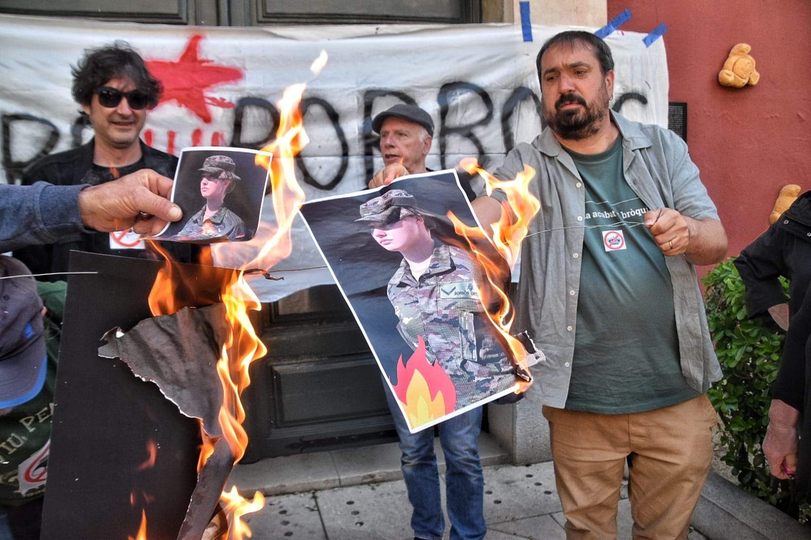 Antimonàrquics cremen fotografies de la princesa Elionor a Figueres