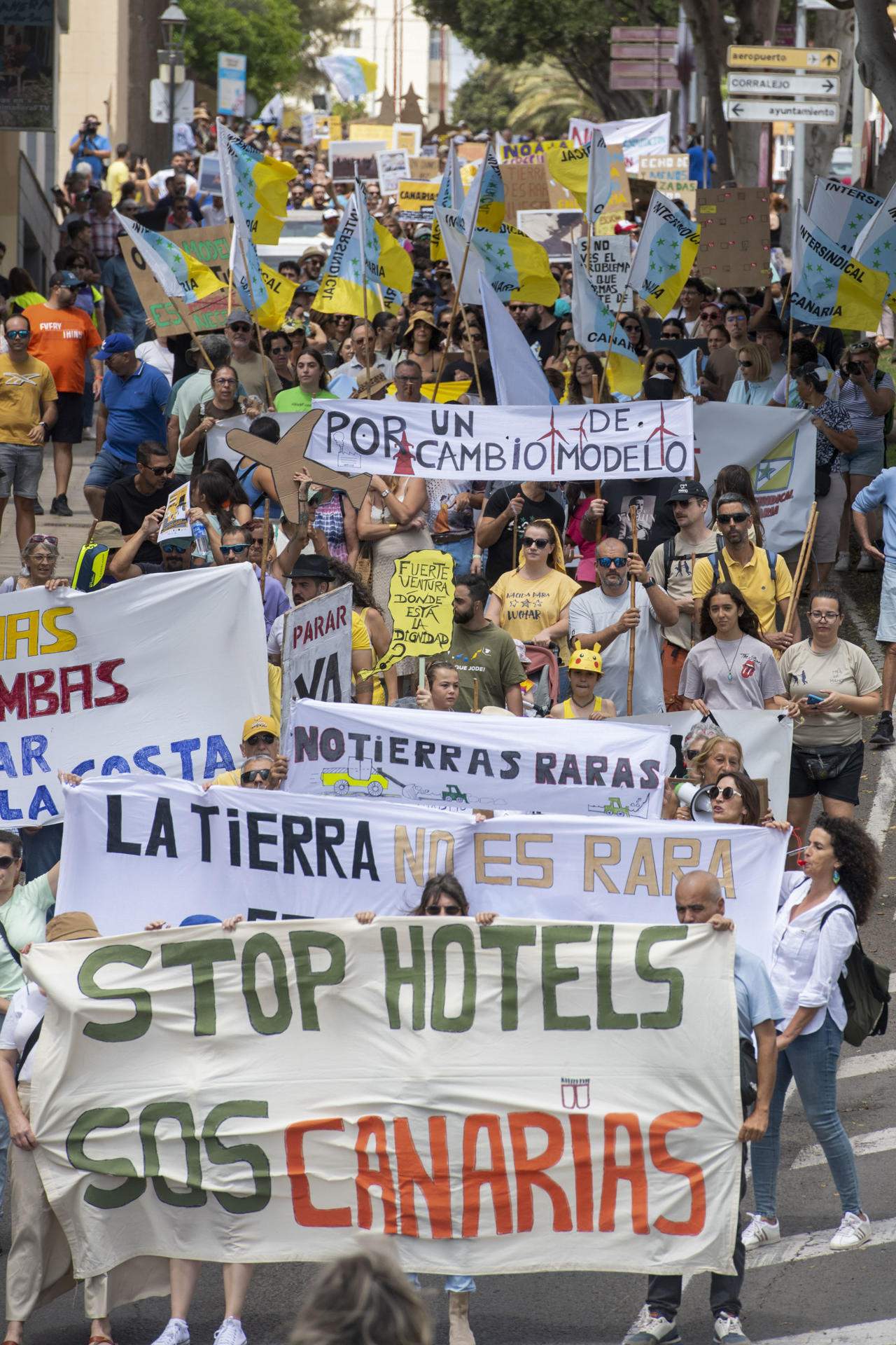 Marea humana en Canarias contra la masificación turística y por un giro del modelo económico