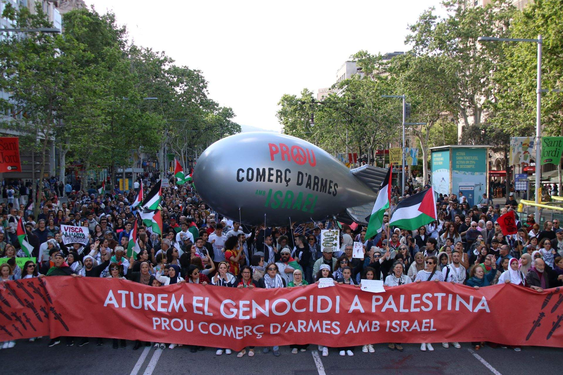 Miles de personas se manifiestan en Barcelona contra el "genocidio" en Palestina