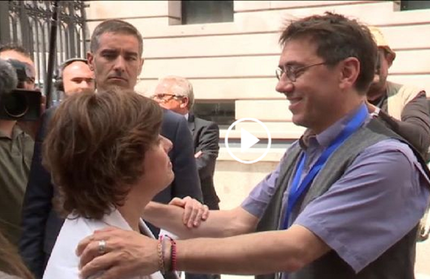 Monedero se disculpa por el abrazo machista a Soraya