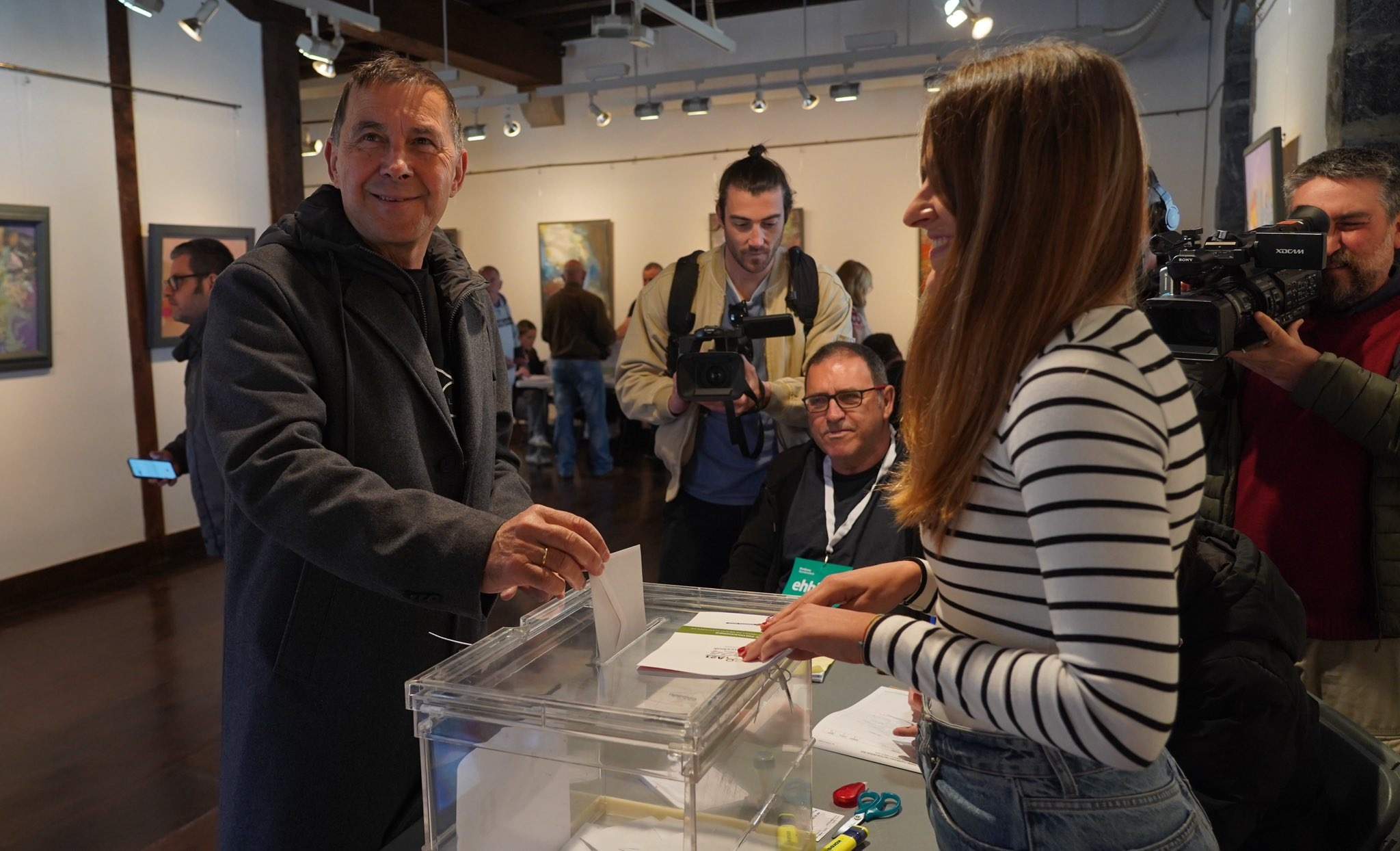 Arnaldo Otegi votando en Elgoibar