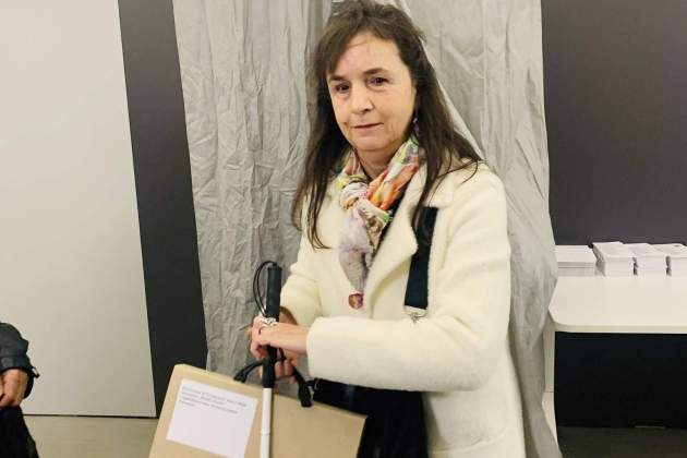 EuropaPress 5904939 persona invidente votando san sebastian EuropaPress 5904939 persona invidente votando san sebastian