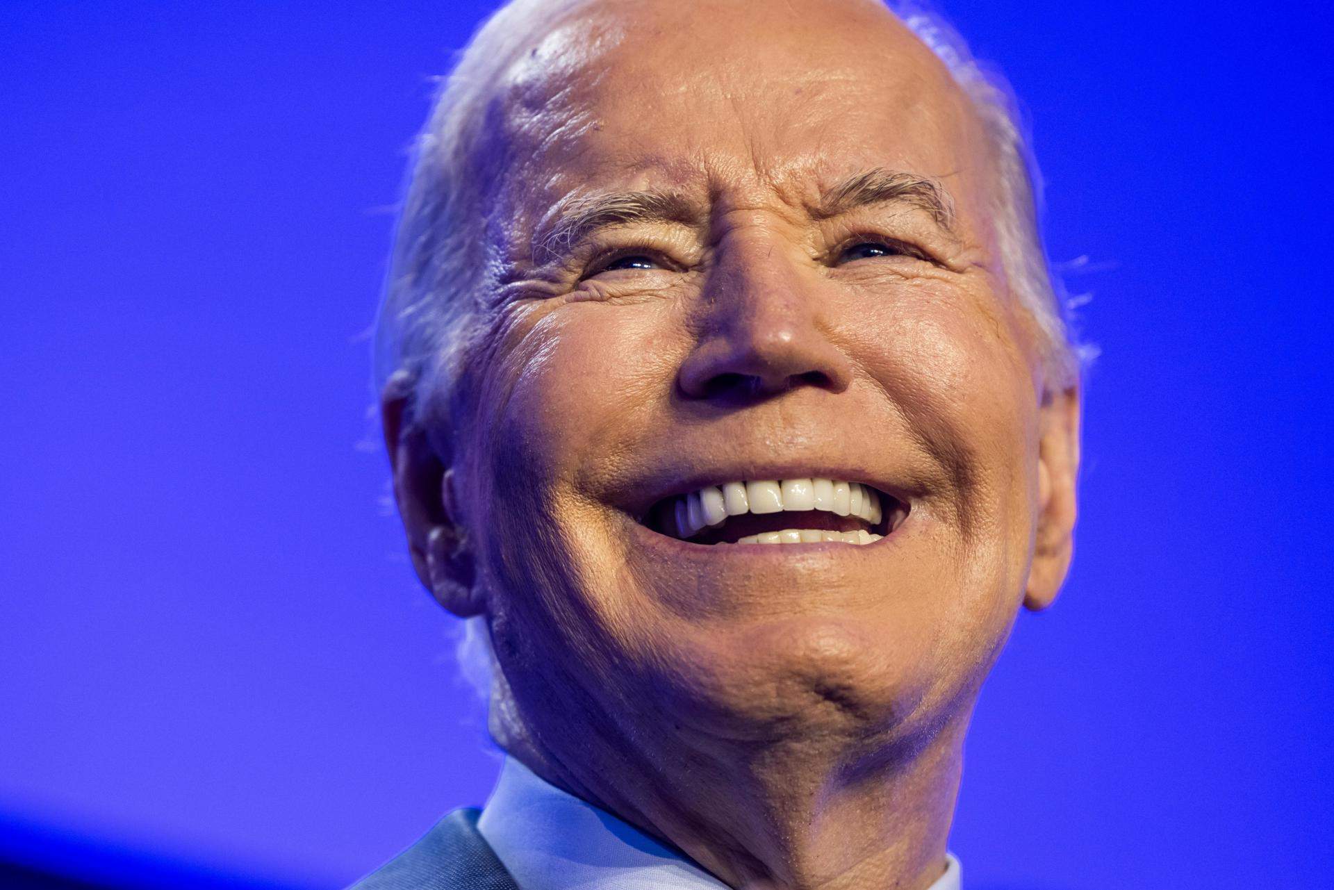 Biden continúa recortando la ventaja electoral de Trump, según un nuevo sondeo