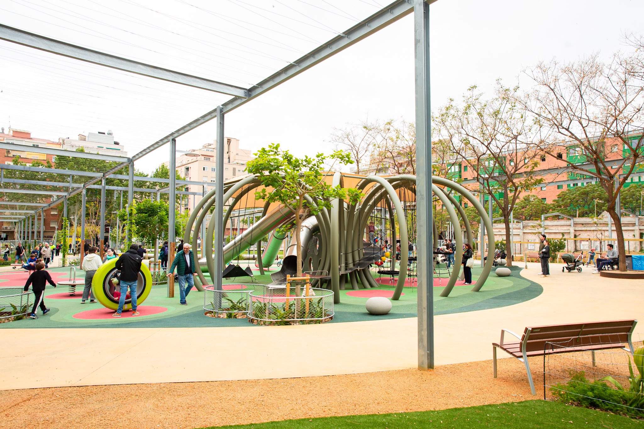 Obre el nou parc de la Colònia Castells malgrat el rebuig dels veïns al projecte