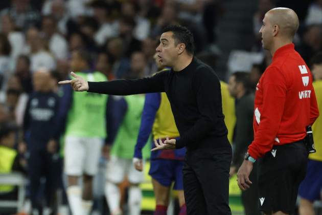 Xavi Hernández dando órdenes durante el Clásico / Foto: EFE