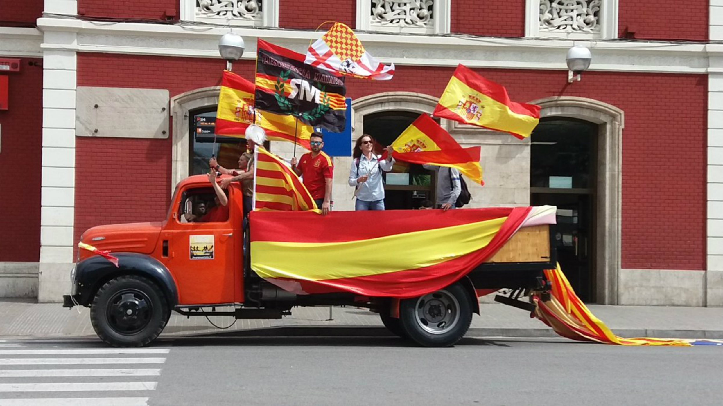 Pincha la mani unionista convocada por PP, Cs y PxC en Mataró
