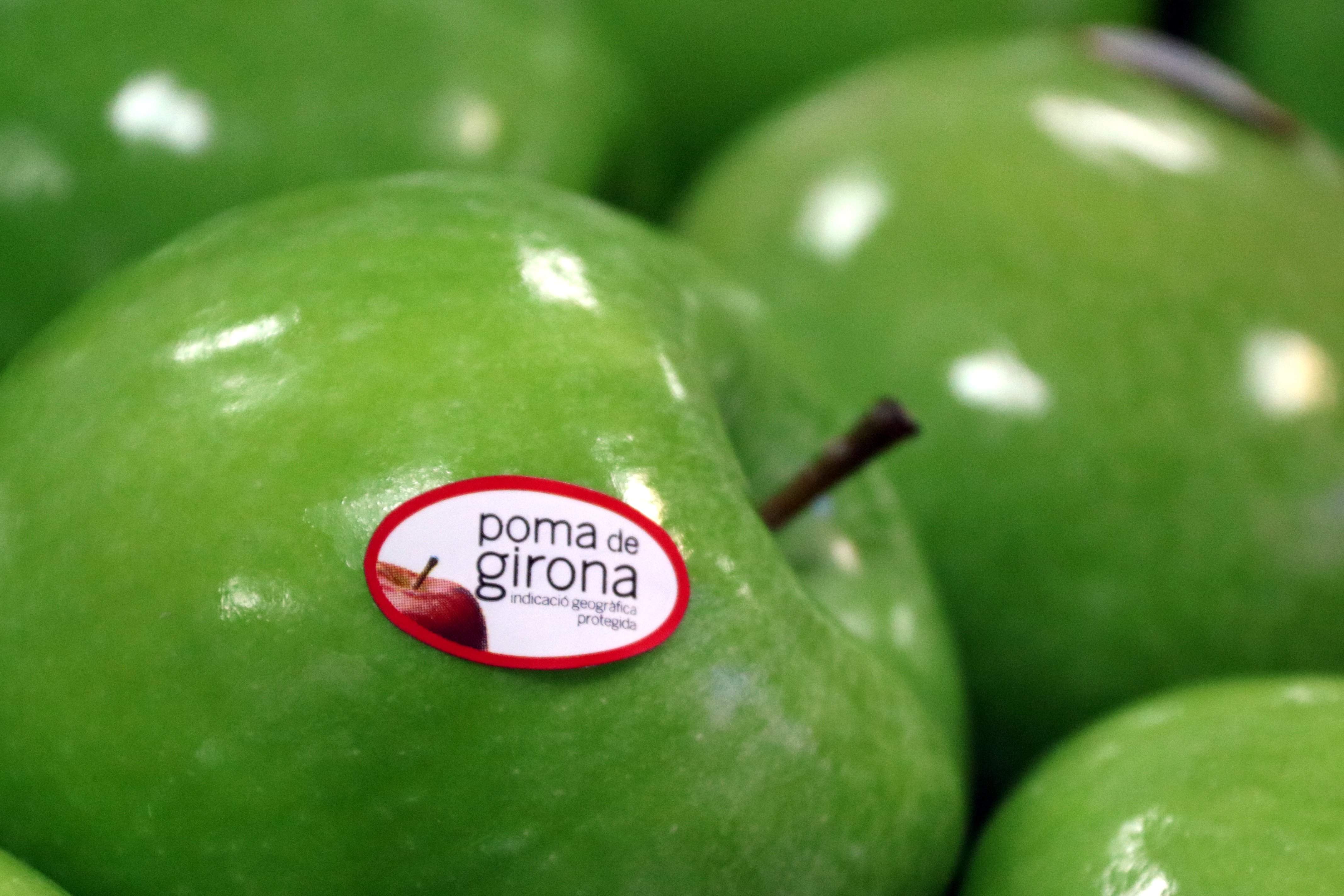 Poma de Girona, obligada a quitar la etiqueta para evitar el boicot