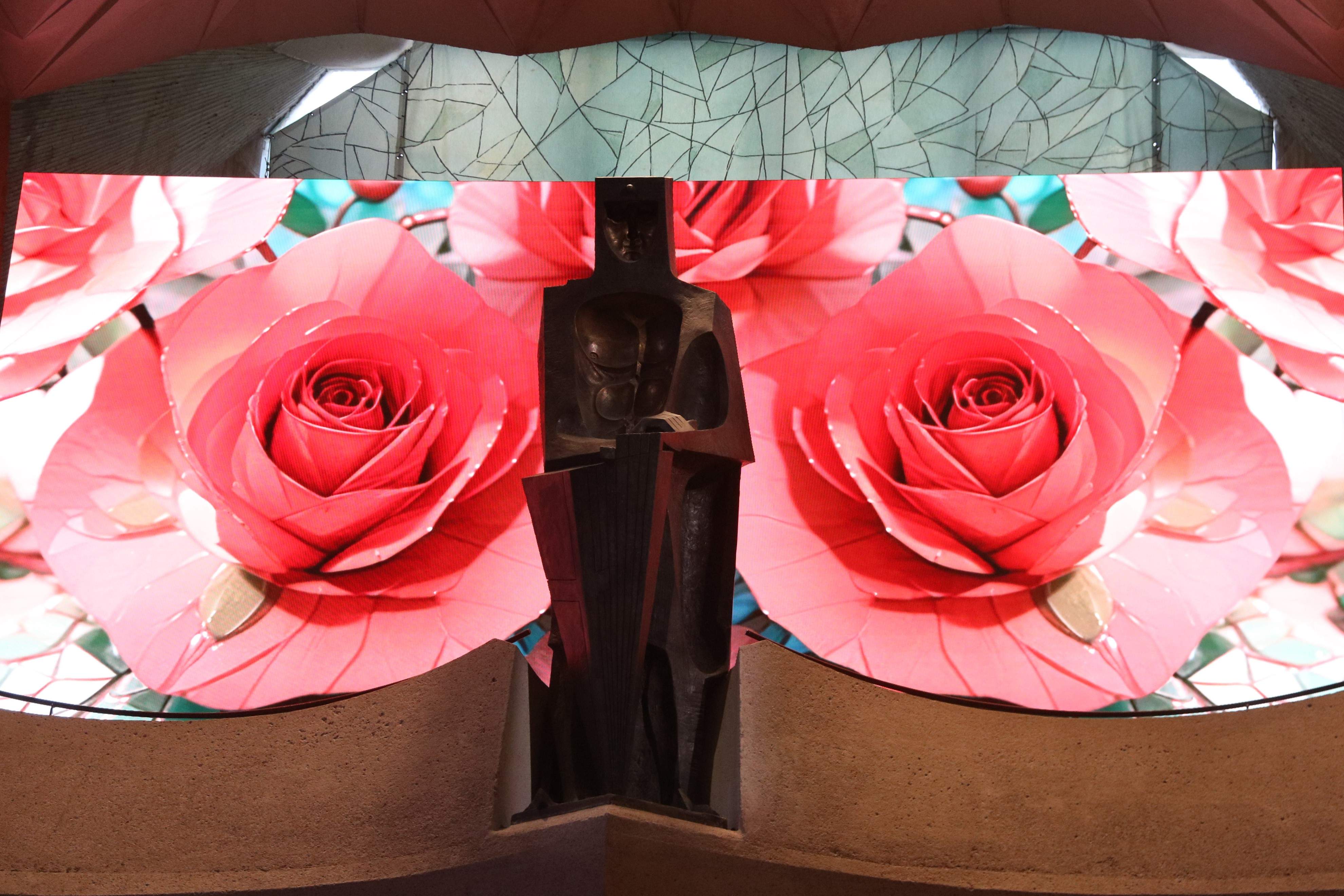 Roses inspirades en l'obra de Gaudí: nova instal·lació amb IA a la Sagrada Família