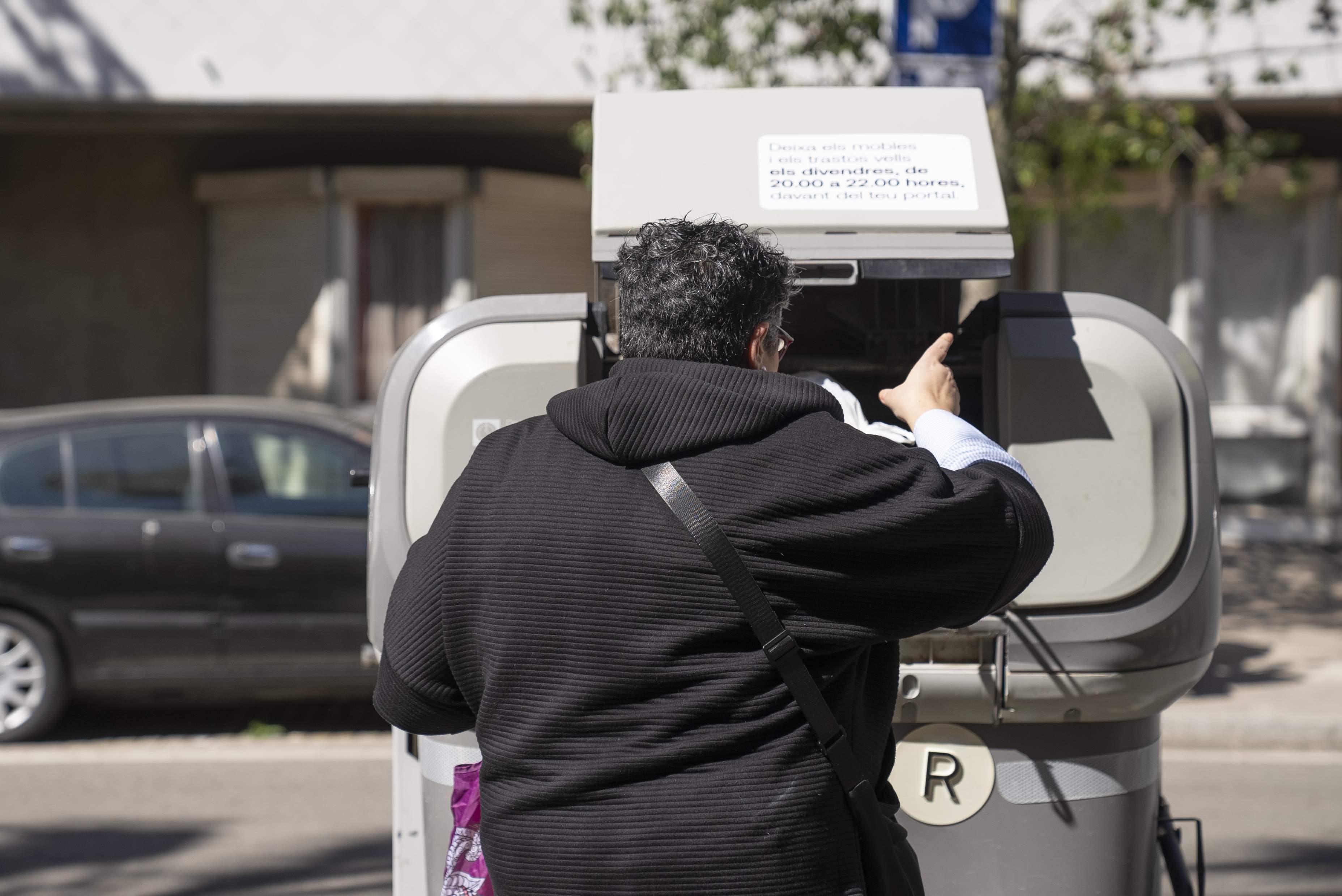 Ciutat Vella inicia un cambio de contenedores para aumentar la recogida de papel, cartón y reciclables