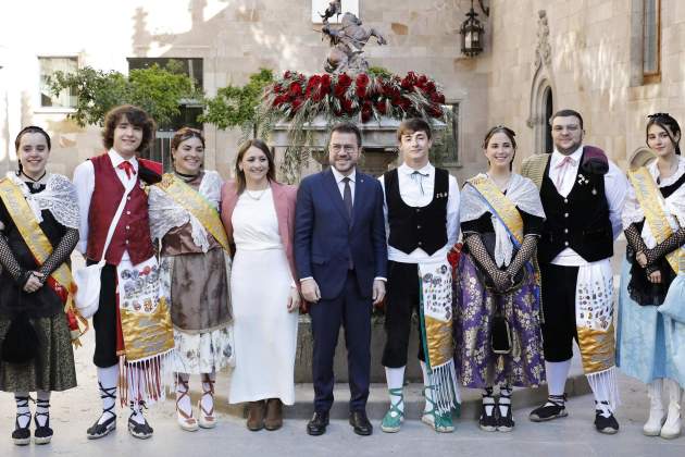 El president de la Generalitat, Pere Aragonès, amb la seva dona, Janina Juli (4i), posa amb les Pubilles i Hereus de Catalunya 2023, EFE El president de la Generalitat, Pere Aragonès, amb la seva dona, Janina Juli (4i), posa amb les Pubilles i Hereus de Catalunya 2023, EFE