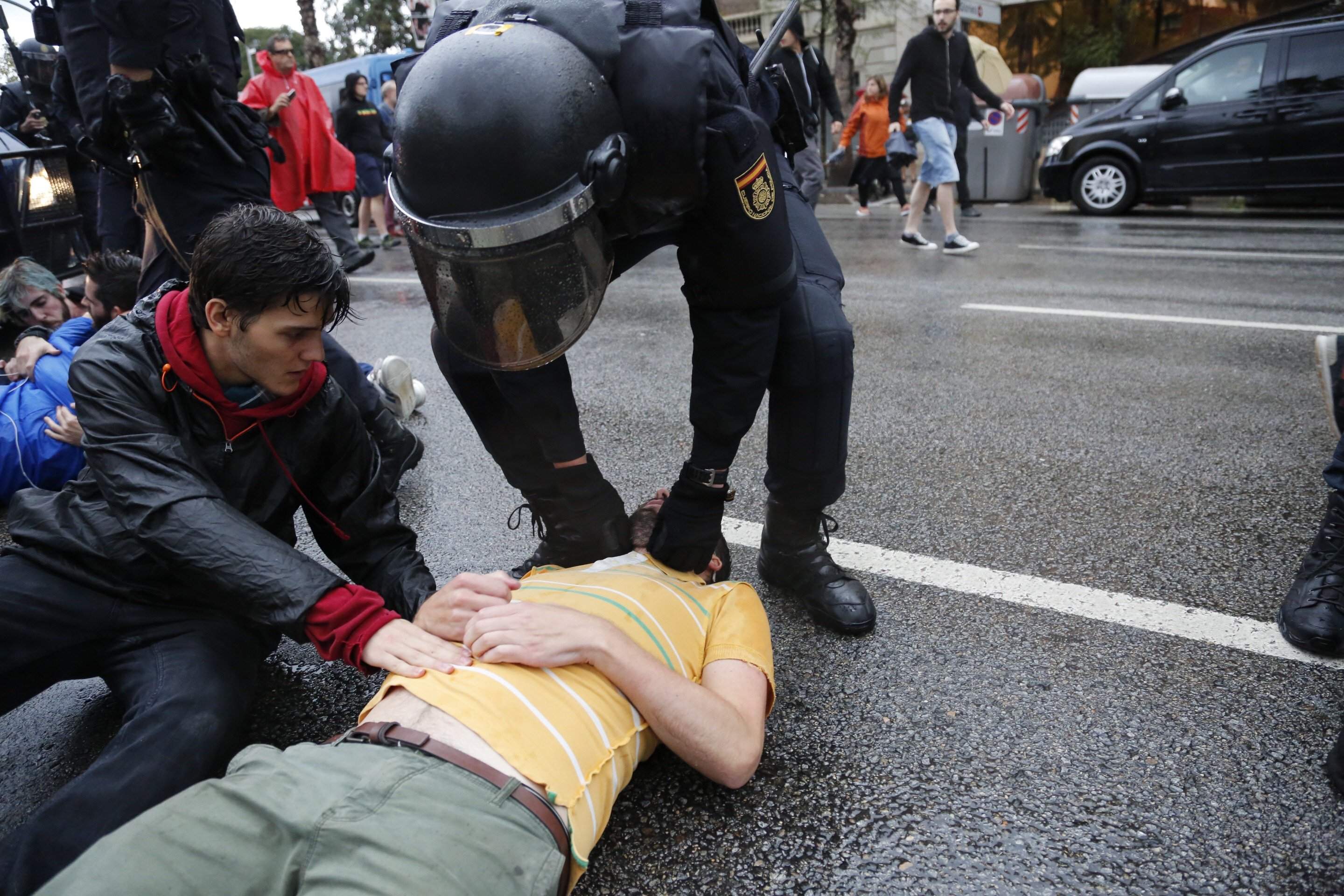VÍDEOS: La policia espanyola recorre a la força per aturar el referèndum