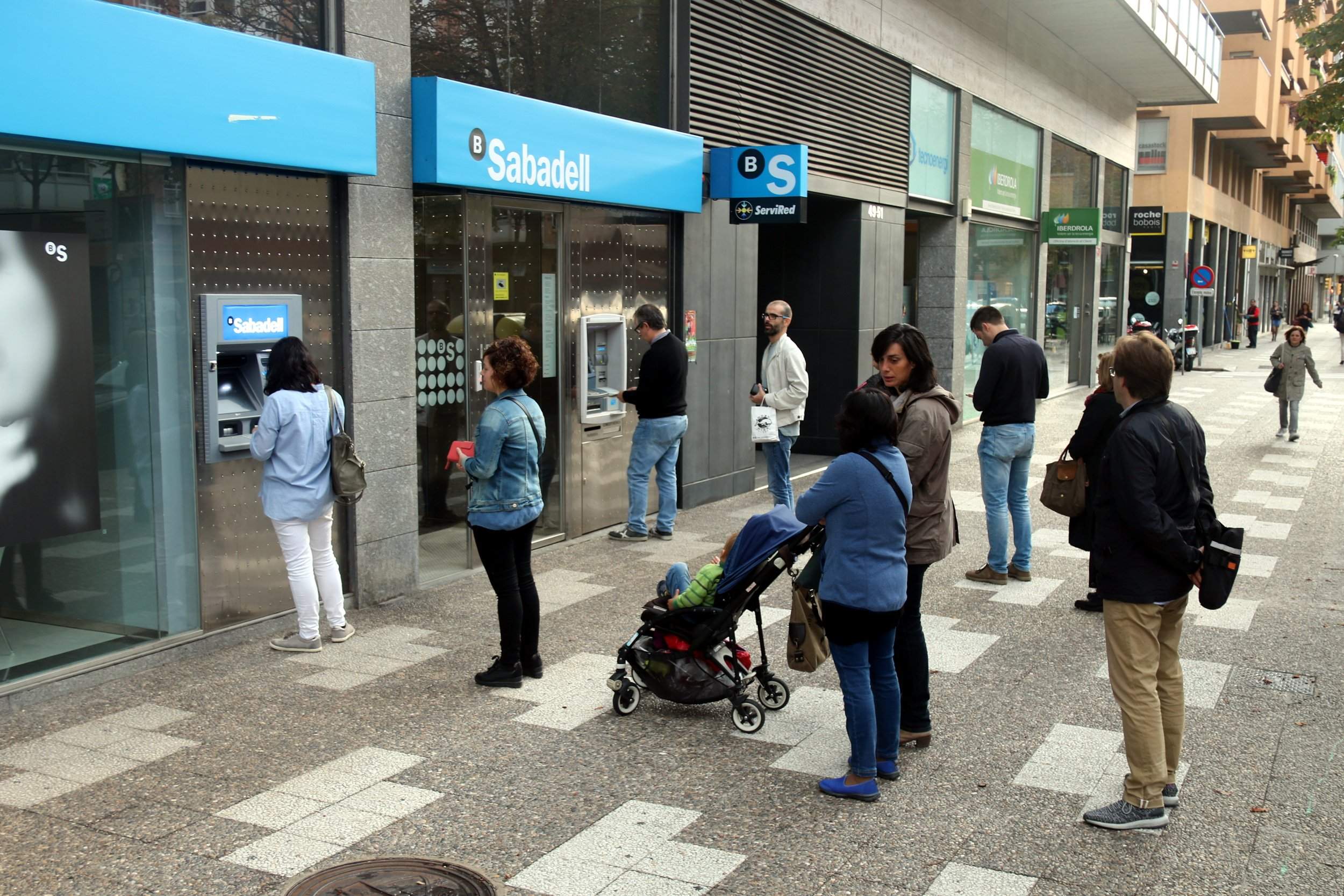 Cues sense aglomeracions als caixers per fer una retirada d'efectiu