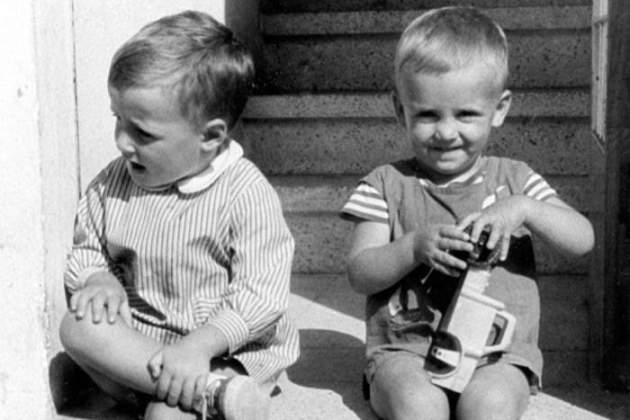 Carles Puigdemont, de pequeño, con su hermano mayor|grande / Generalitat de Catalunya Carles Puigdemont, de pequeño, con su hermano mayor|grande / Generalitat de Catalunya