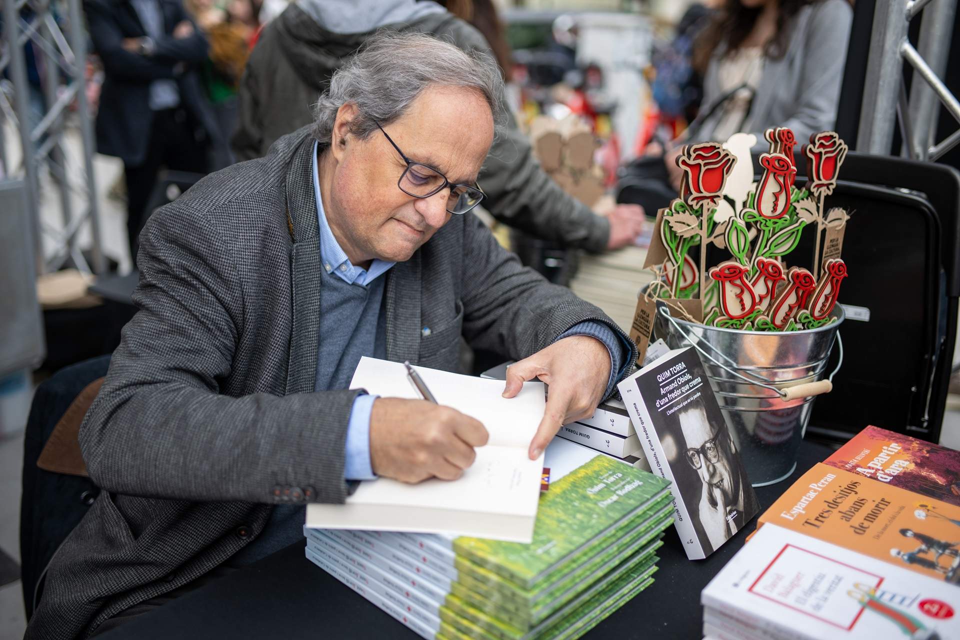 Quim Torra signant llibres Sant Jordi Quim Torra signant llibres Sant Jordi