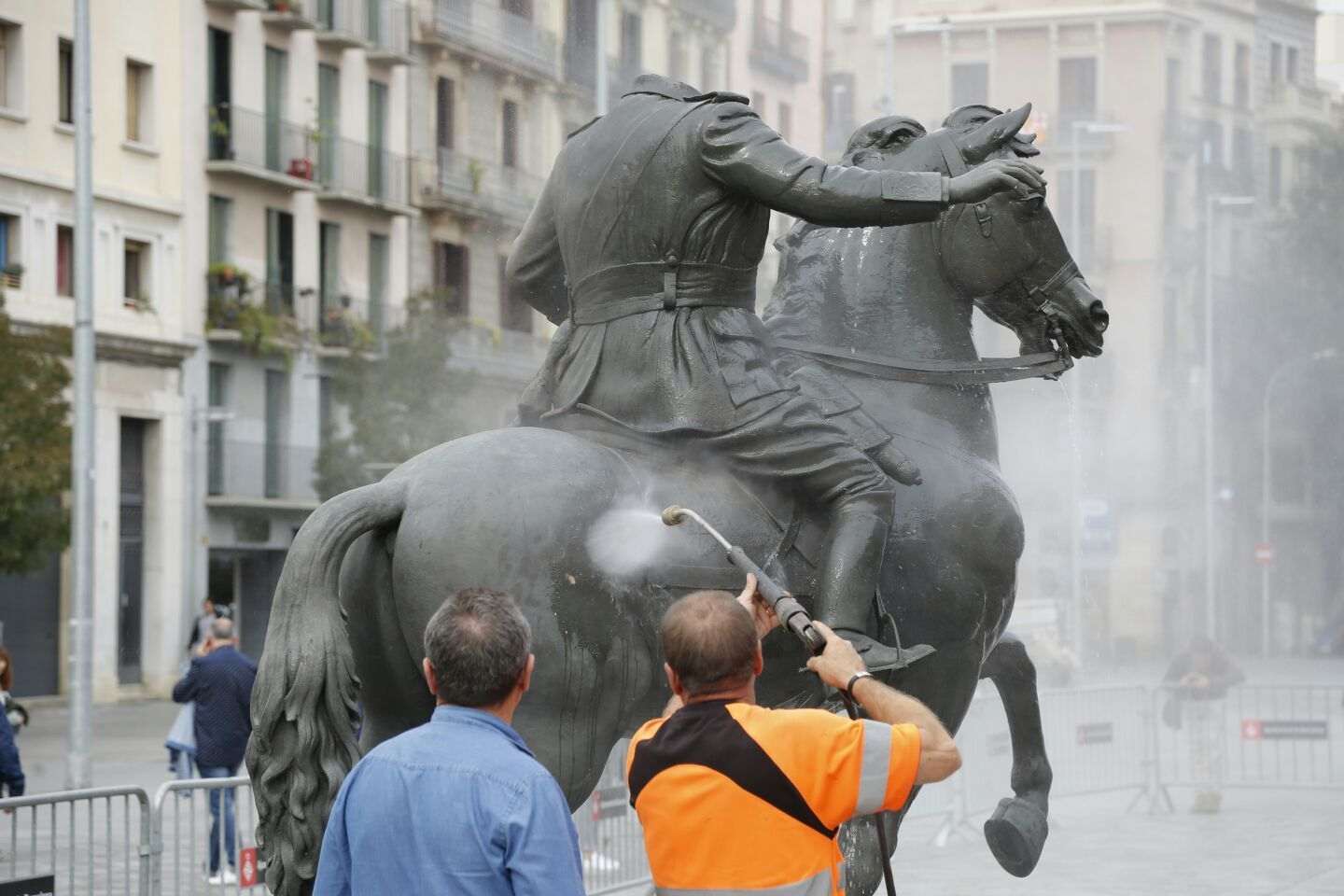 Vídeo: "M’ha sortit del cor”, diu el llançador d'ous del Born