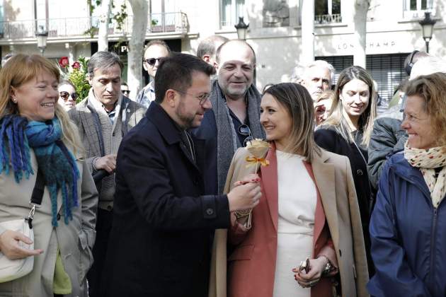 Pere Aragones Janina Juli Sant Jordi 2024 / EFE Pere Aragones Janina Juli Sant Jordi 2024 / EFE