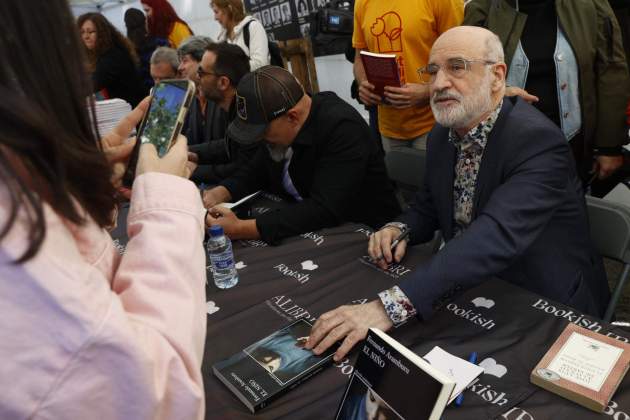 Fernando Aramburu signa llibres Sant Jordi 2024 / EFE Fernando Aramburu signa llibres Sant Jordi 2024 / EFE