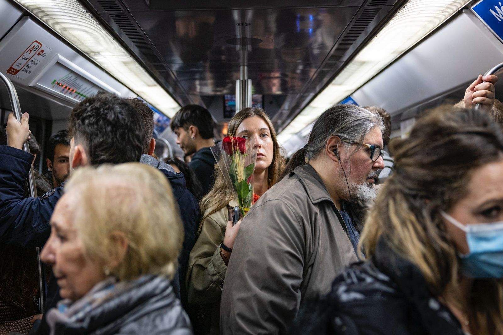 Fotogalería: Sant Jordi 2024 en Barcelona, las imágenes más festivas