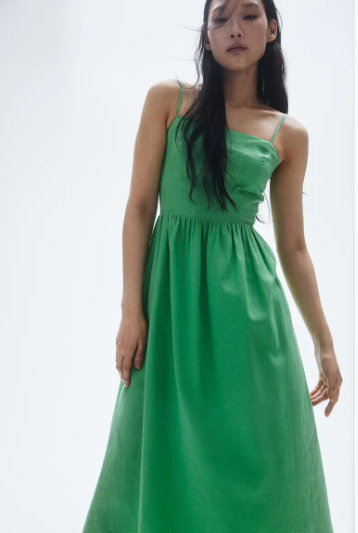 Vas a querer el vestido verde menta con mezcla de lino que se agota en H&M