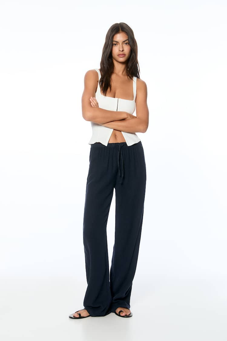 Els pantalons de les executives quan surten de l'oficina costen 22,99 euros en Pull&Bear