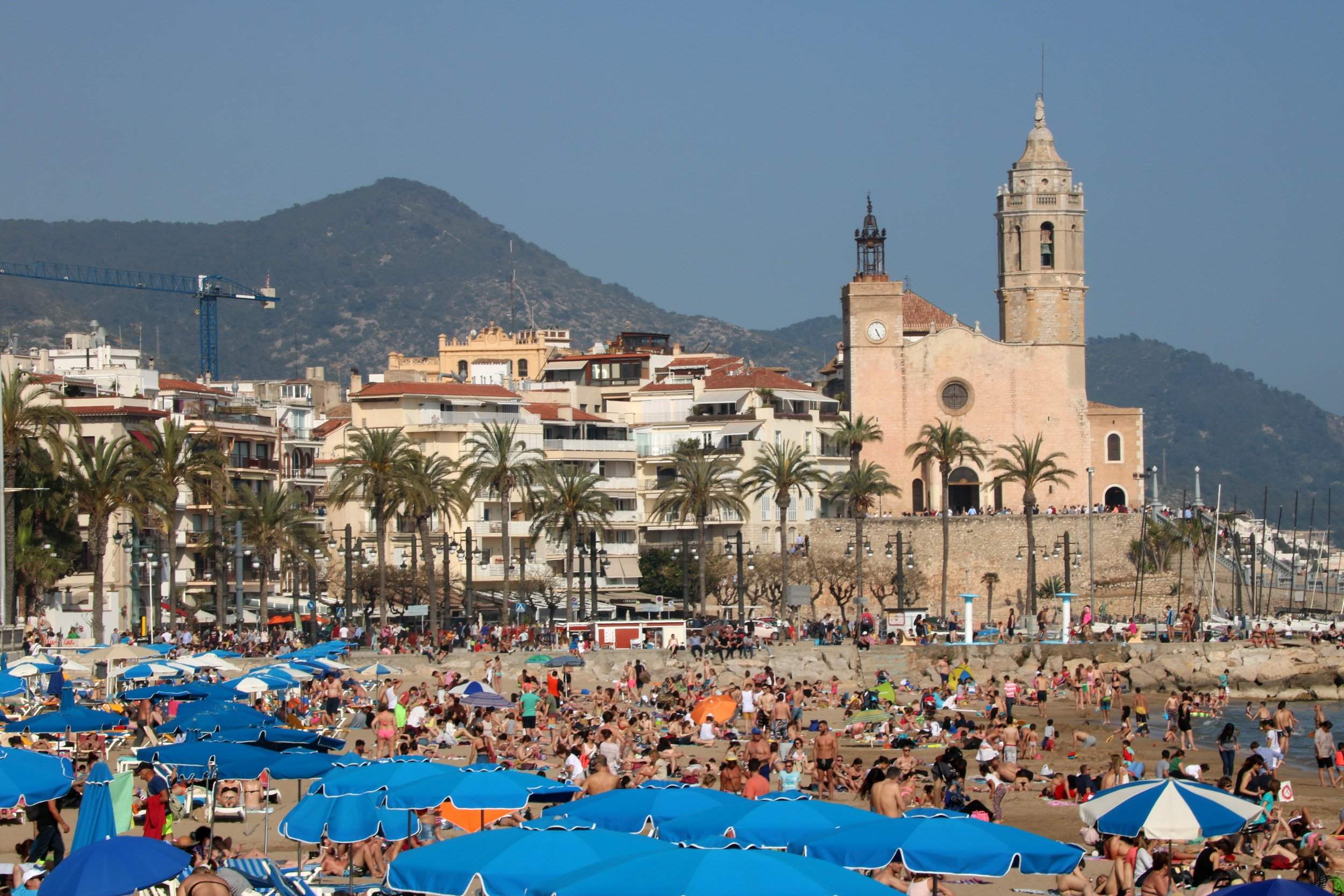 Prohibeixen el bany a la platja de Sitges per la presència de taurons