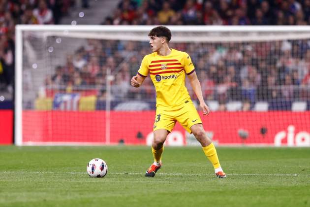 Pau Cubarsi controla el balón durante un partido del Barça / Foto: Europa Press