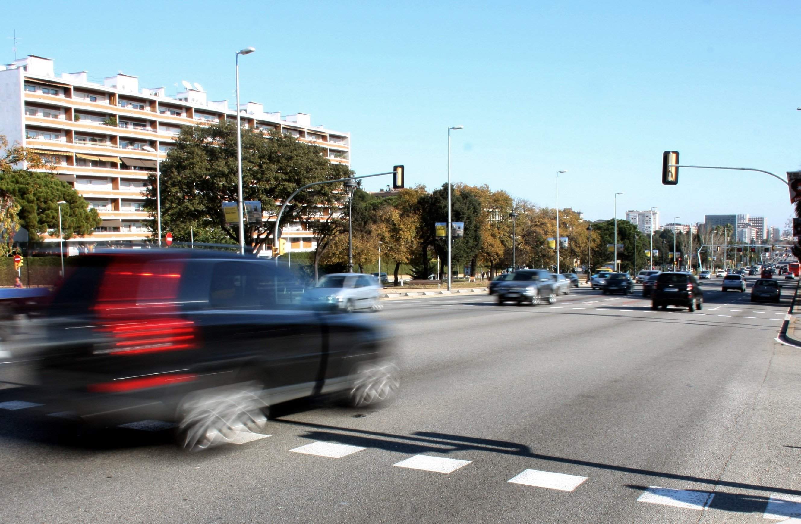 Cinc municipis de l'àrea metropolitana barren el pas als cotxe dels no residents