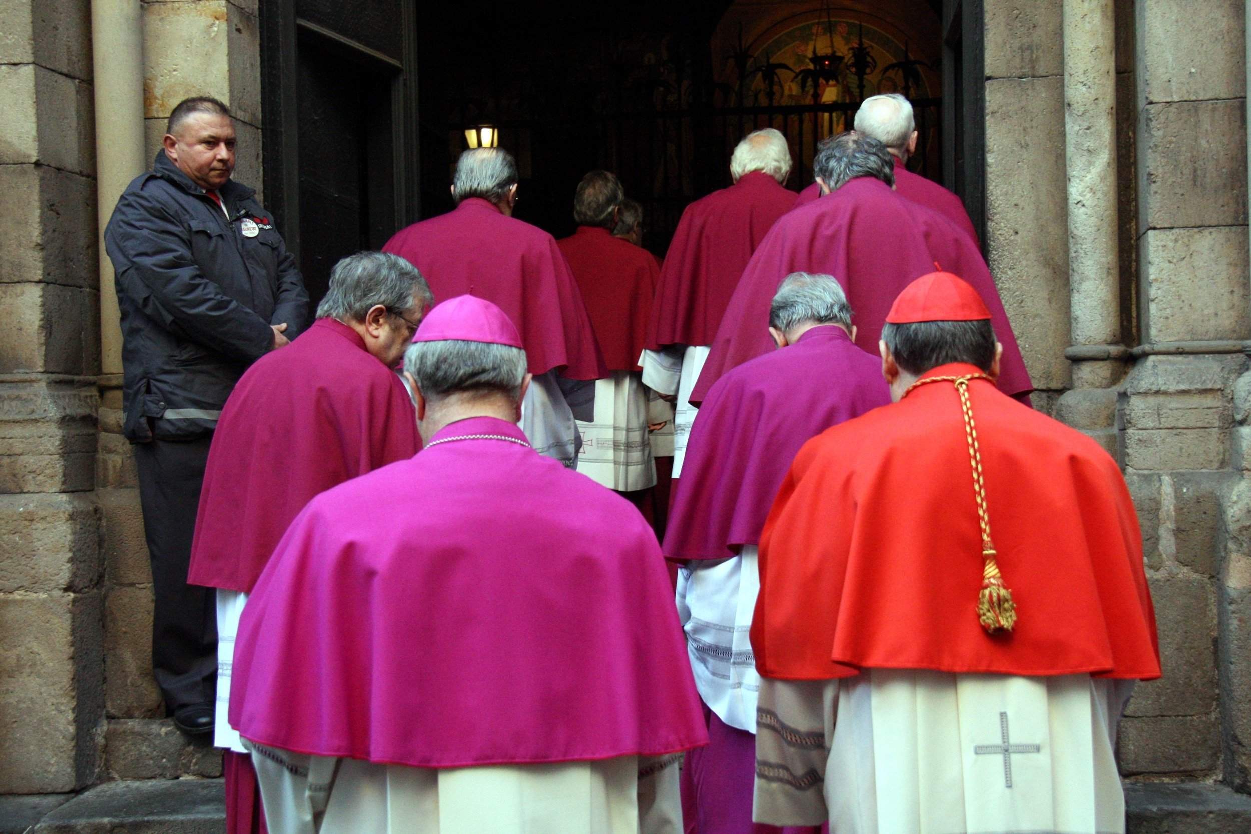 El cardenal Omella pide "construir puentes"; el obispo Pardo recuerda a los presos