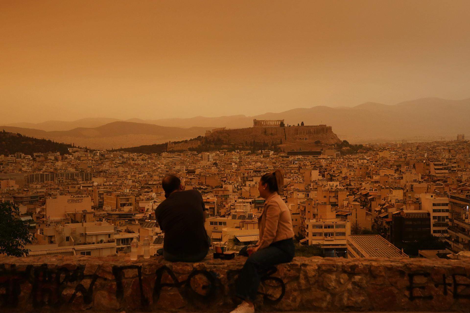 Atenes es tenyeix de taronja per una pols del Sàhara | Fotos