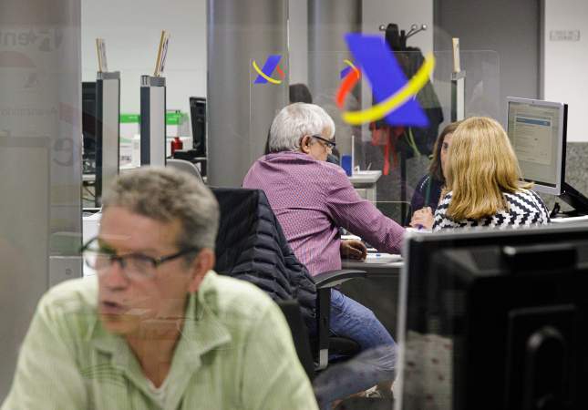 Varias personas son atendidas en Hacienda para presentar la declaración