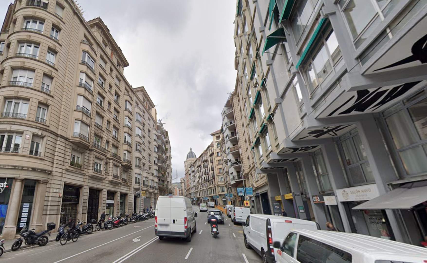 Llum verda a la reforma del carrer Balmes entre la plaça Molina i la ronda General Mitre