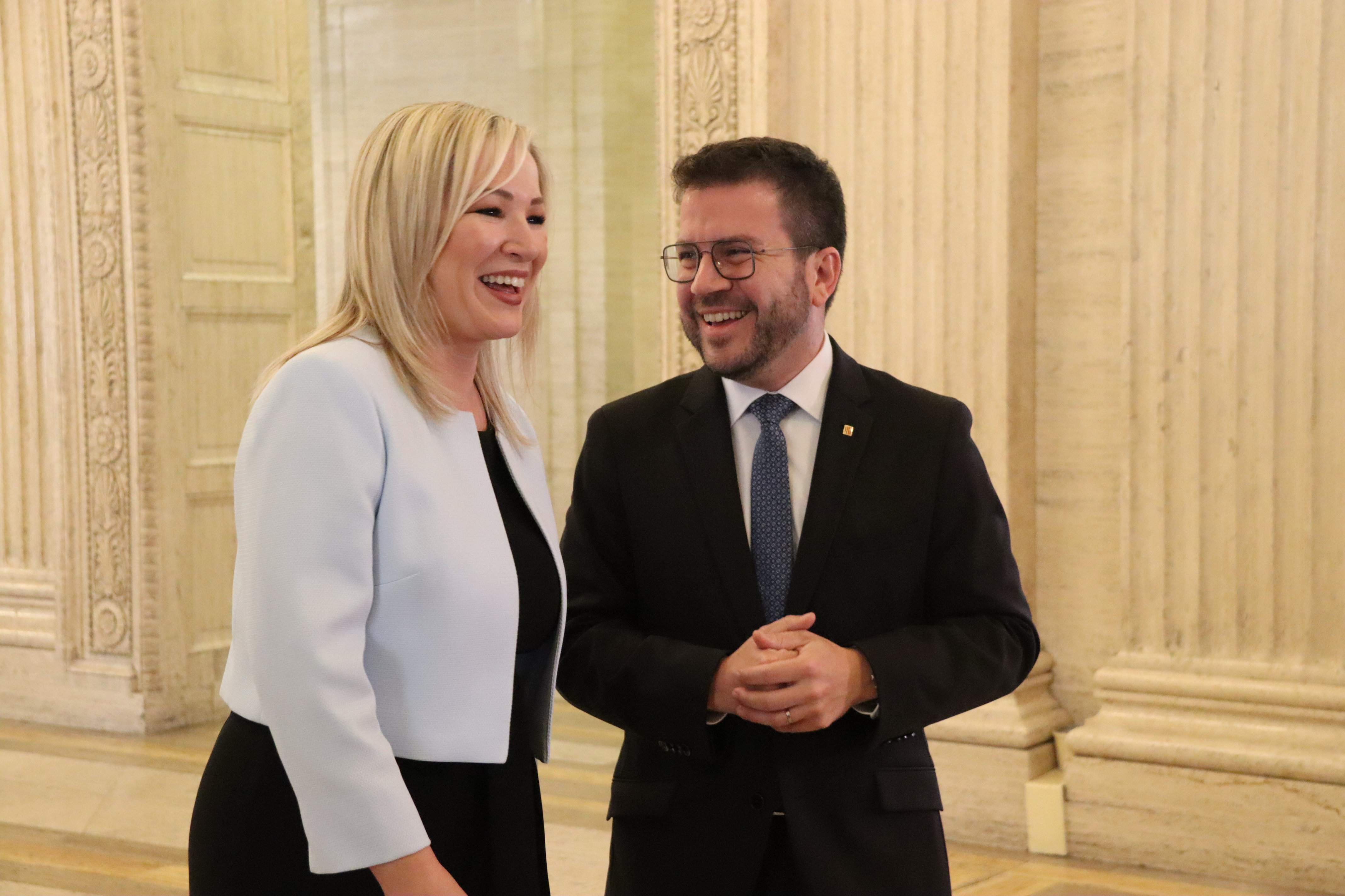 Aragonès lleva a Belfast su apuesta por un referéndum, bendecida por la presidenta de Irlanda del Norte