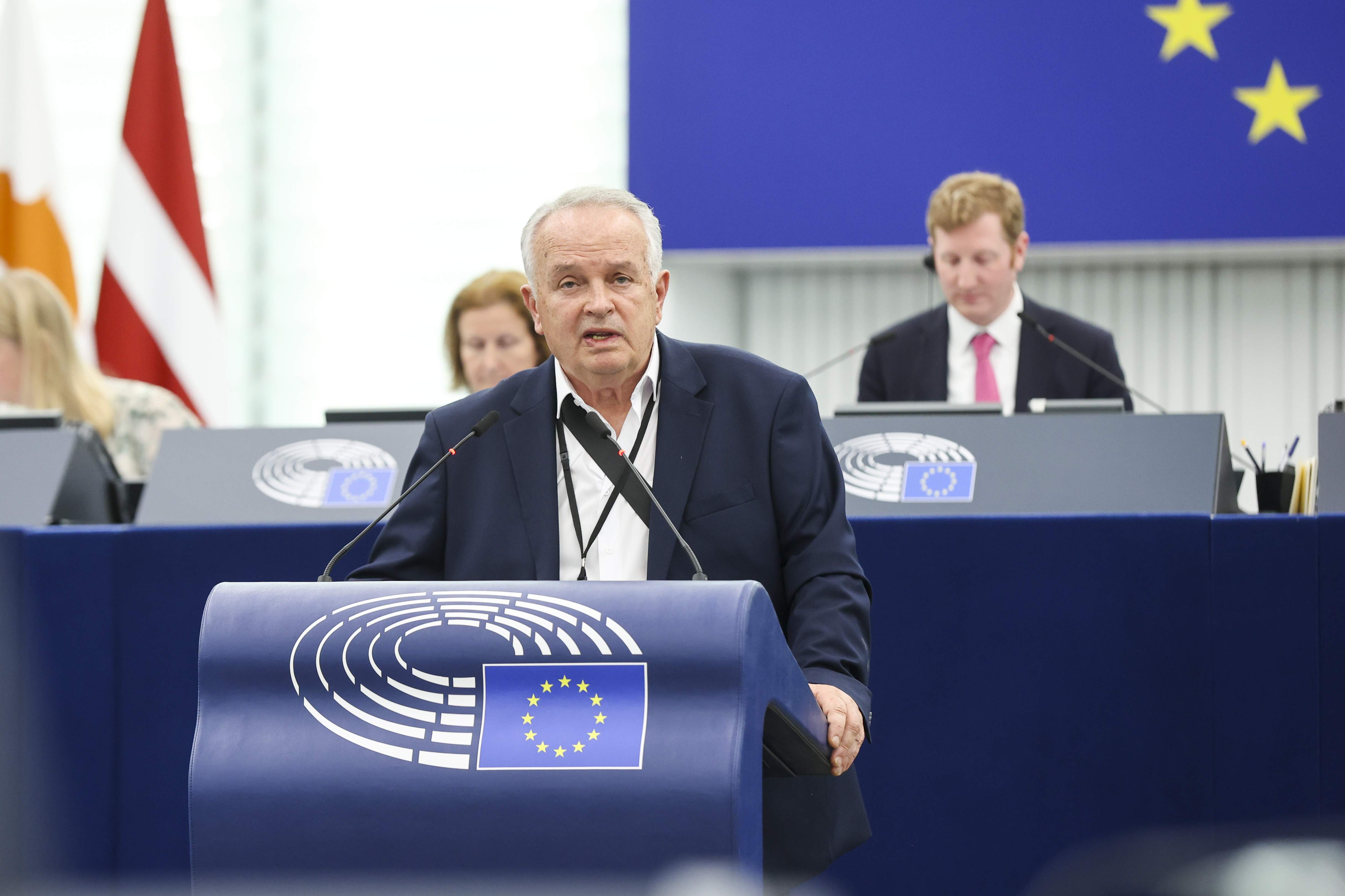 L'inesperat gest d'un eurodiputat per demanar la pau a l'últim ple de l'Eurocambra | VÍDEO