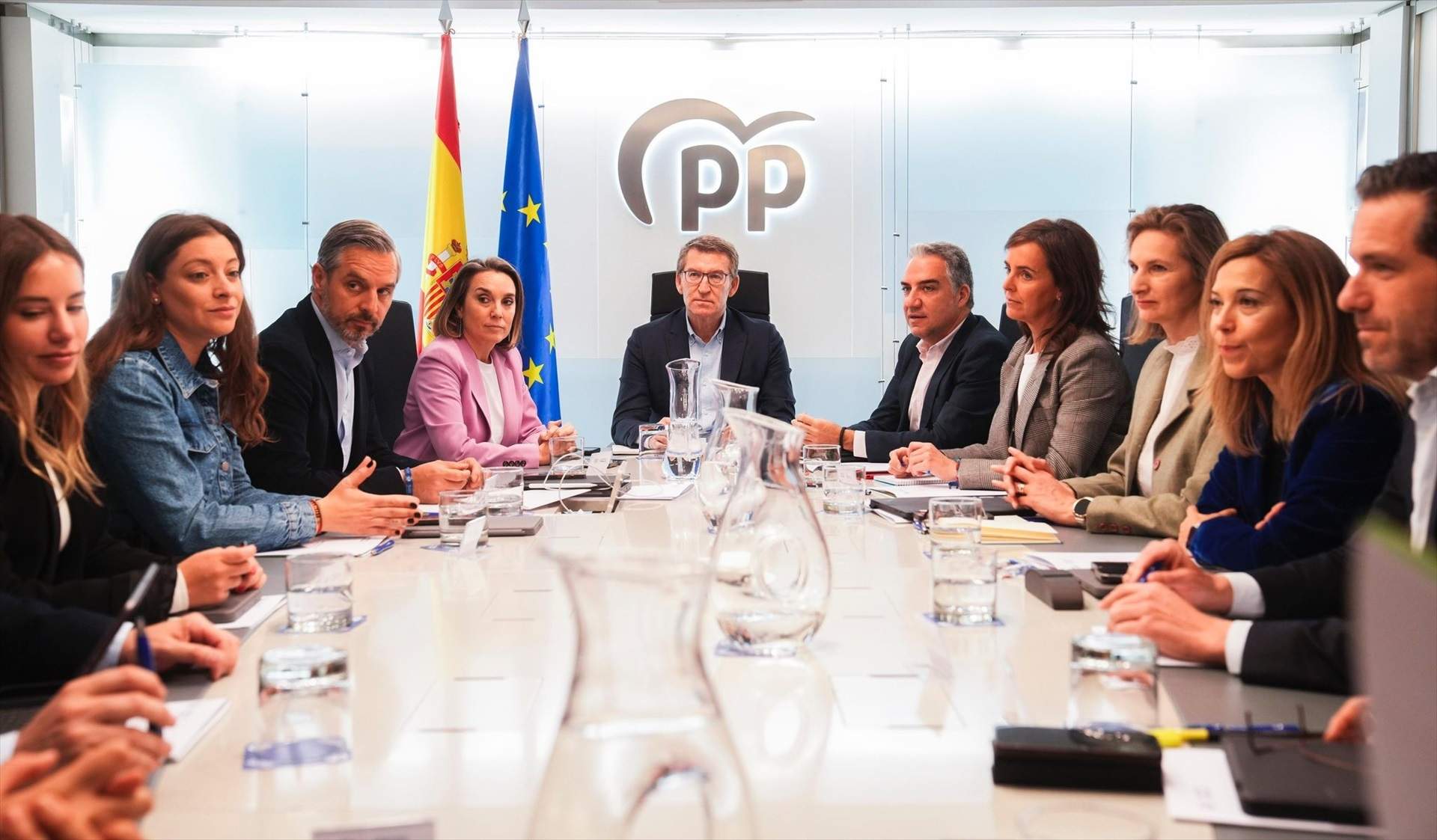 El PP y Vox acusan a Pedro Sánchez de “victimizarse” tras anunciar que se plantea dimitir