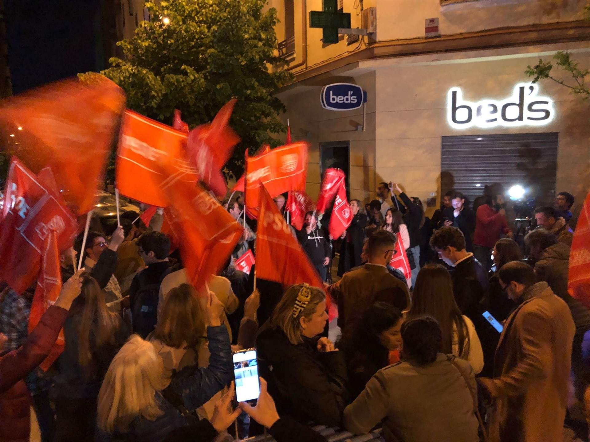 Més de mig centenar de persones es concentren a Ferraz per donar suport a Pedro Sánchez