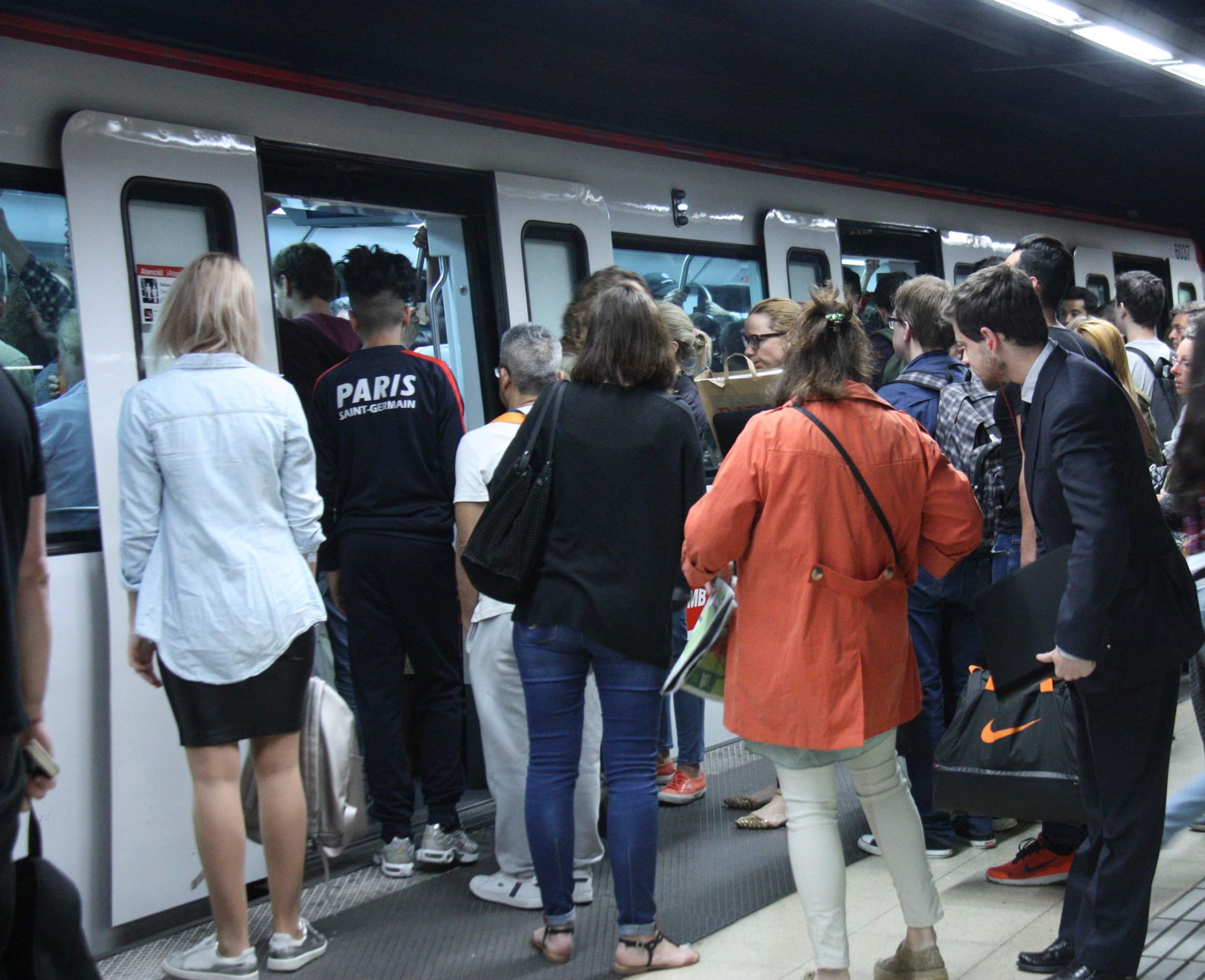 Los trabajadores de TMB fuerzan el décimo lunes de huelga en el metro