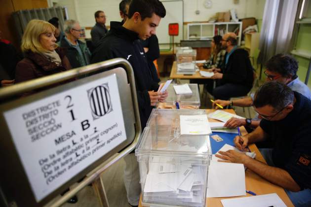 Imatge d'arxiu d'una mesa electoral en unes eleccions Imatge d'arxiu d'una mesa electoral en unes eleccions