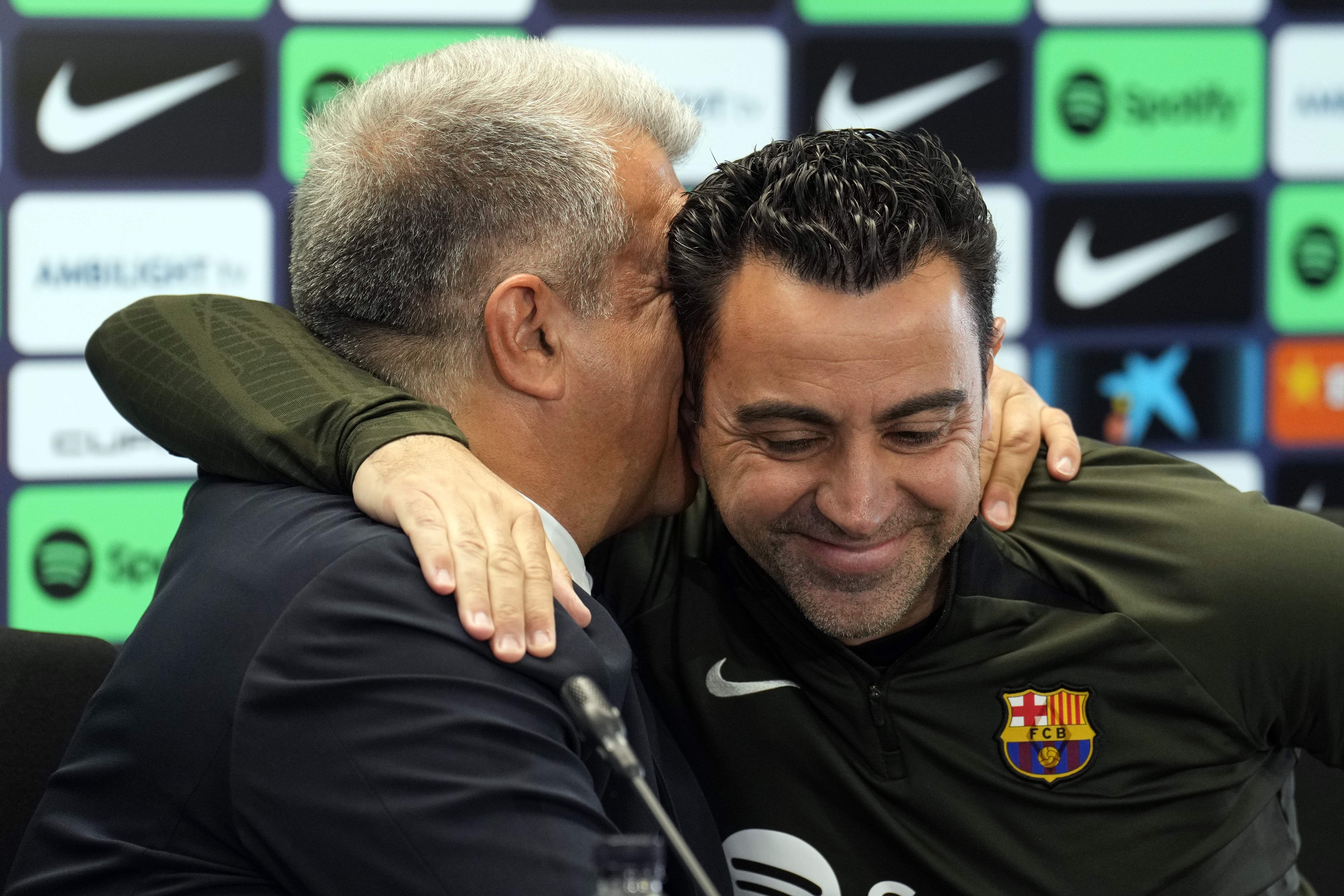 Xavi Hernández deixa de prohibir la venda a Joan Laporta i està fora del Barça