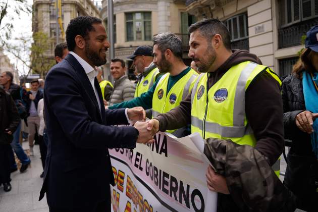 El candidato de VOX, Ignacio Garriga, saluda a los policias concentrados en Via Laietana. / Foto: Irene Vilà Capafons