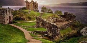 Castell d'Urquhart i el llac Ness. Font Pinterest