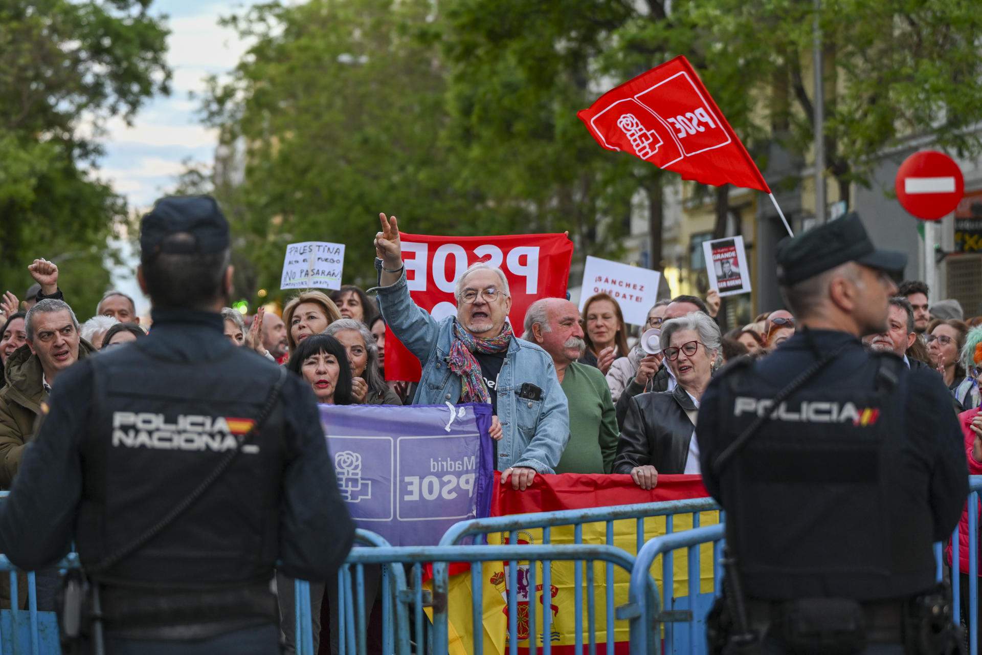 El pulso entre detractores y defensores de Sánchez, en la calle: chocan dos manifestaciones en Ferraz