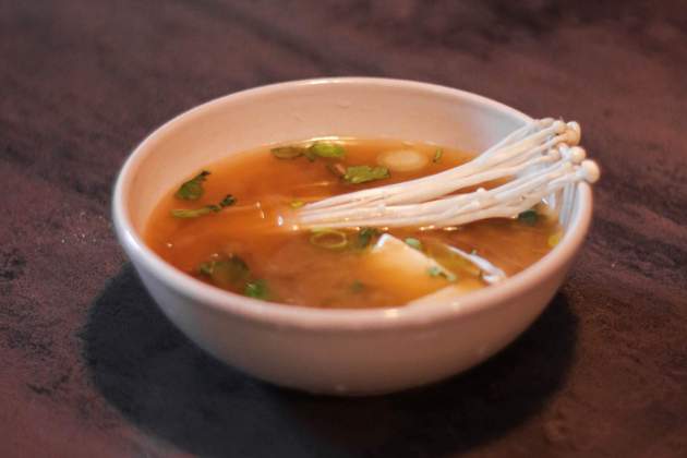 Caldo de marisco con enokis - Nikkei Caldo de marisco con enokis - Nikkei