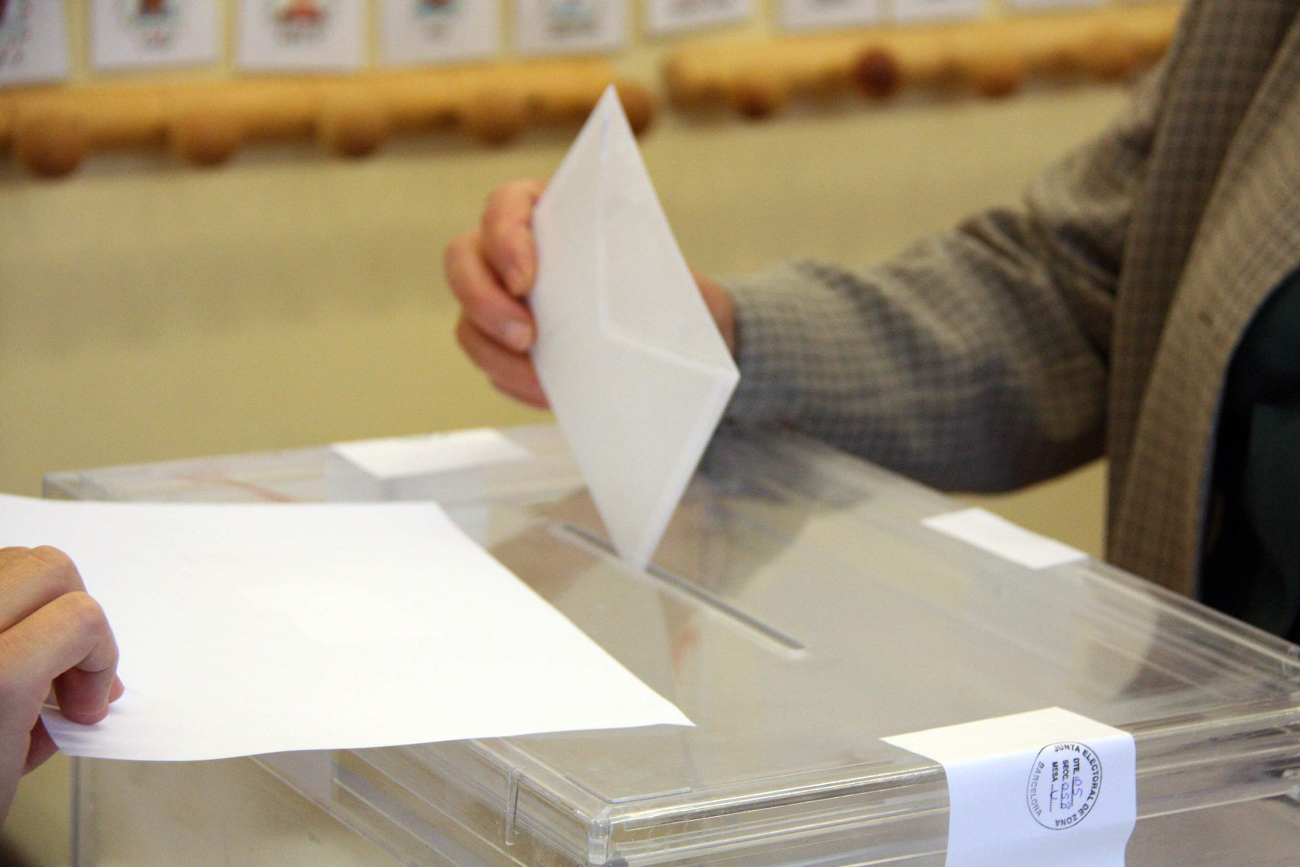 Los Mossos empiezan a remitir a las policías locales las órdenes de requisar urnas