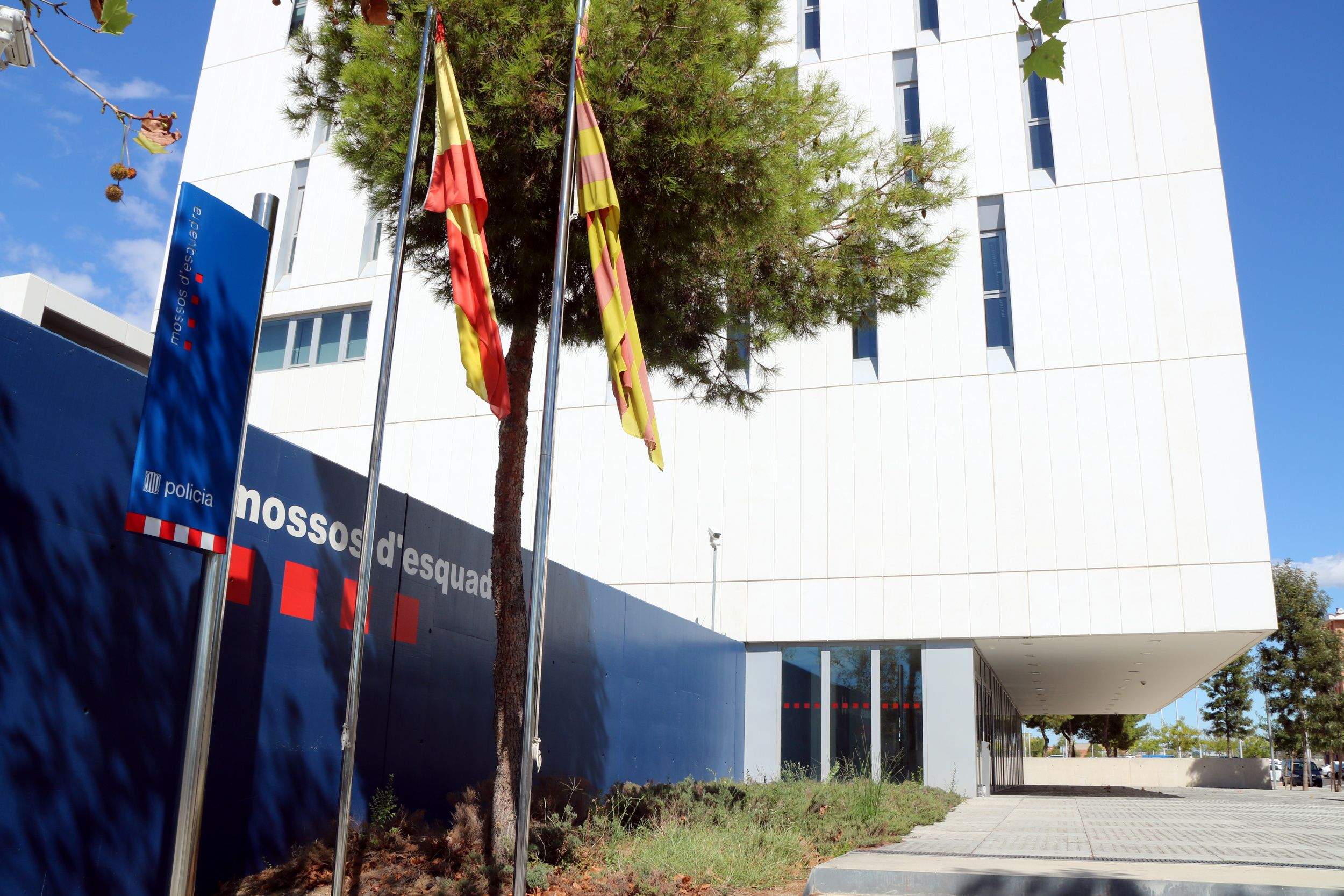 Les comissaries dels Mossos d'Esquadra retiren els retrats oficials del Govern