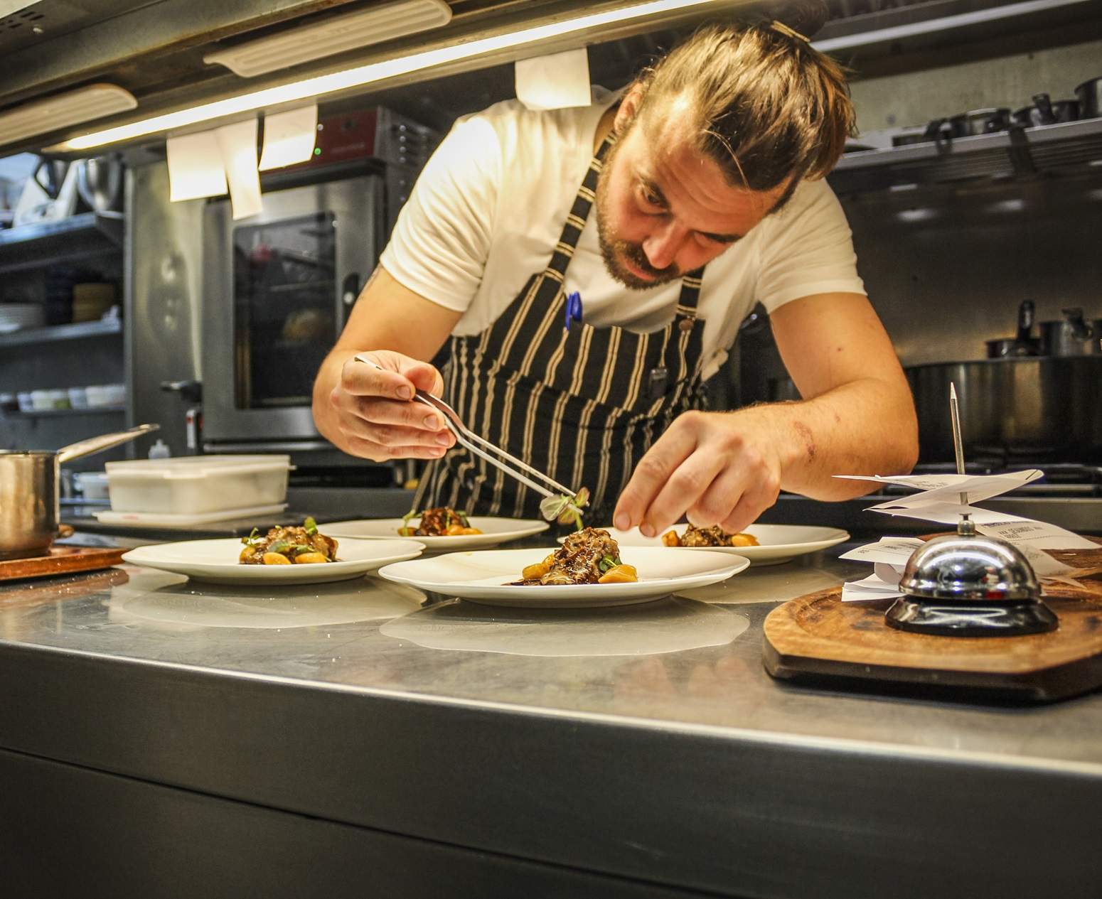 El restaurante de Barcelona que se ha hecho un nombre entre gourmets a fuerza de una cocina alegre y delirante