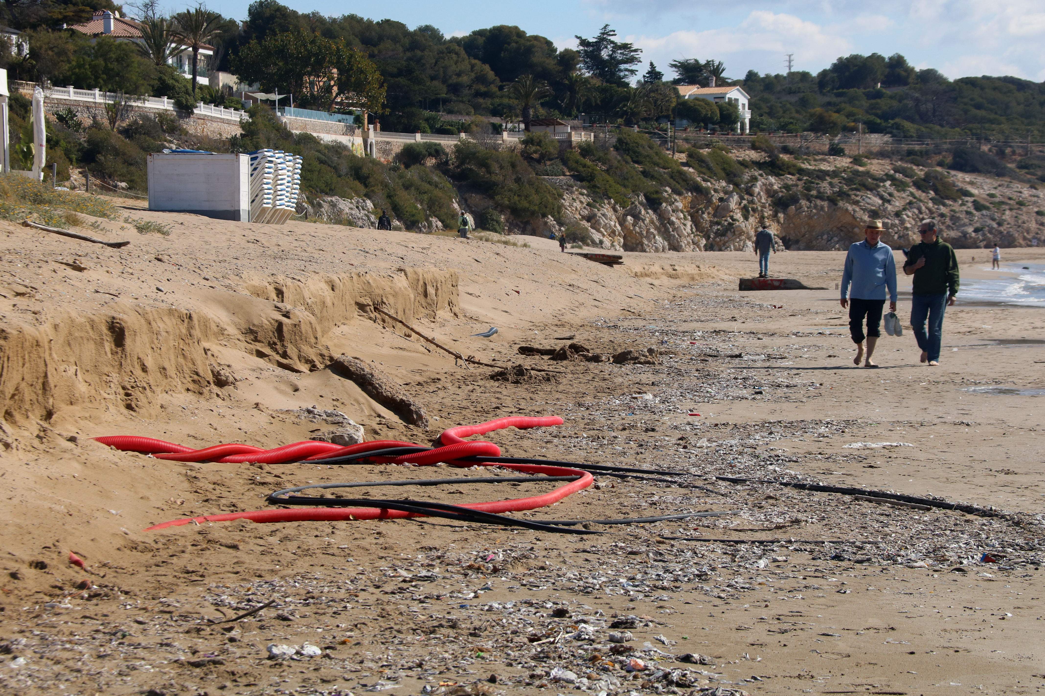 Vilanova y Sitges encaminan la recuperación de arena de las playas engullidas por el temporal